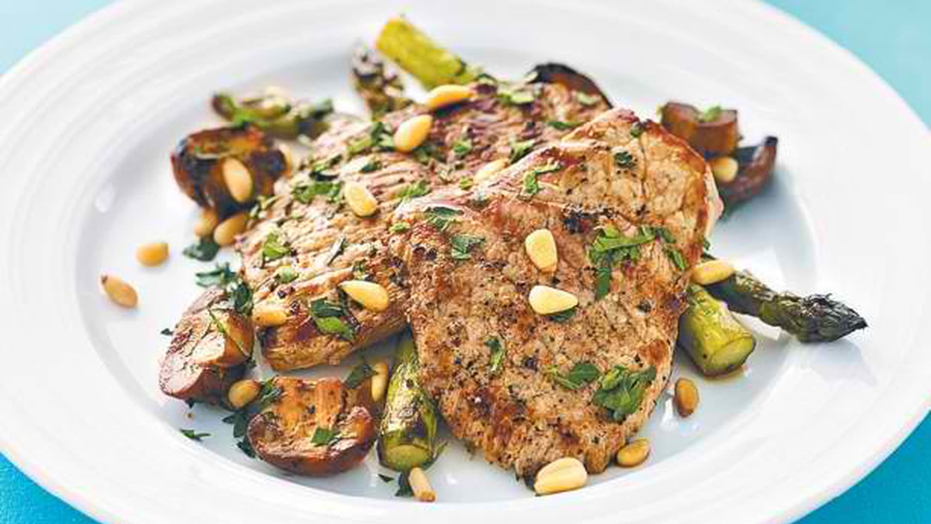 Steak with grilled mushrooms and asparagus