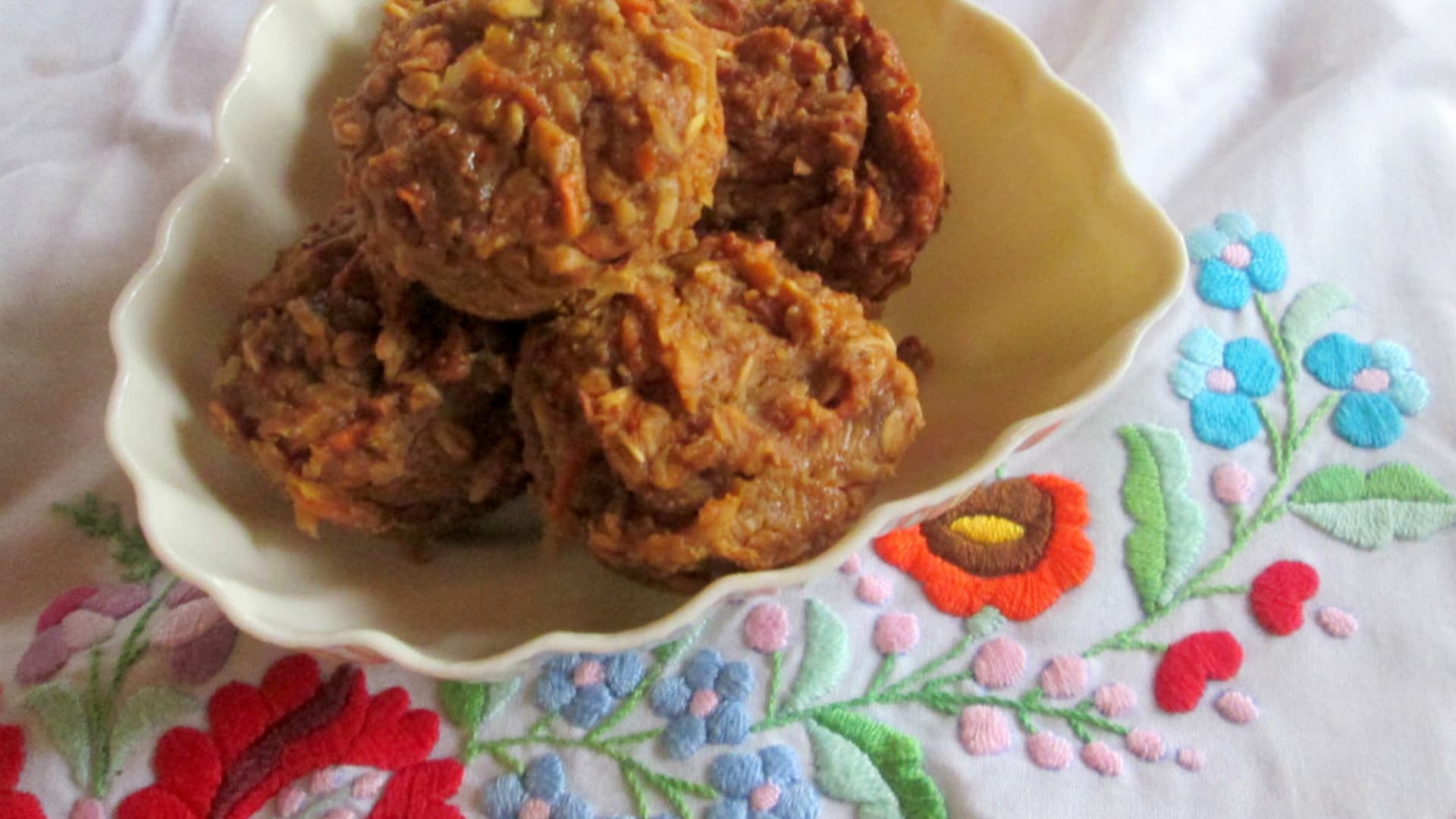 HEALTHY CARROT CAKE MUFFINS