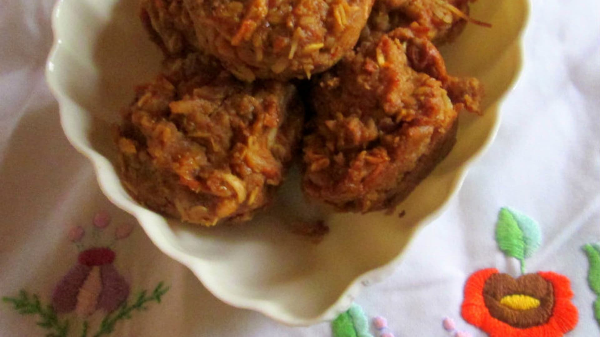 HEALTHY CARROT CAKE MUFFINS