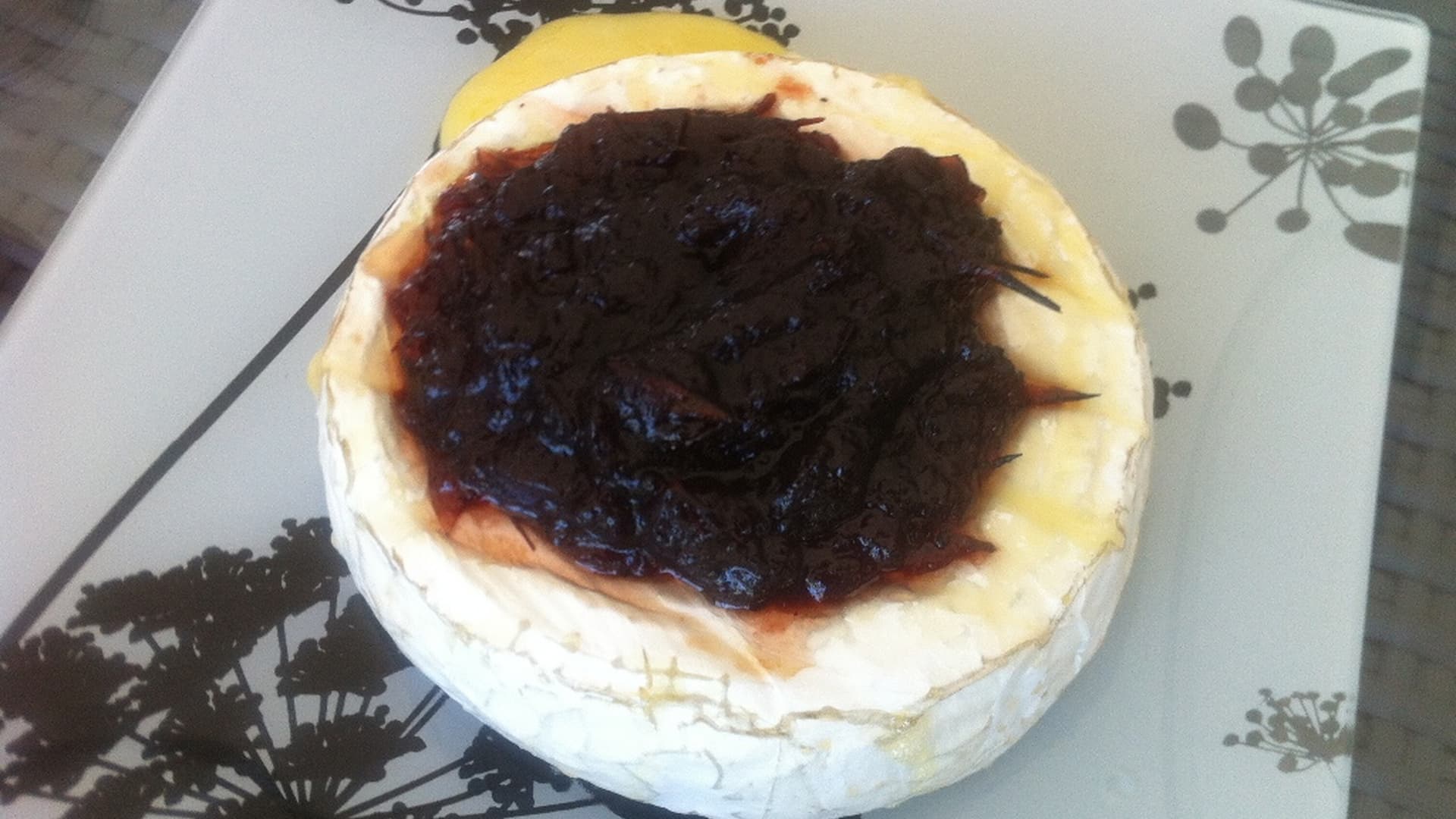 Baked camembert with cranberry sauce