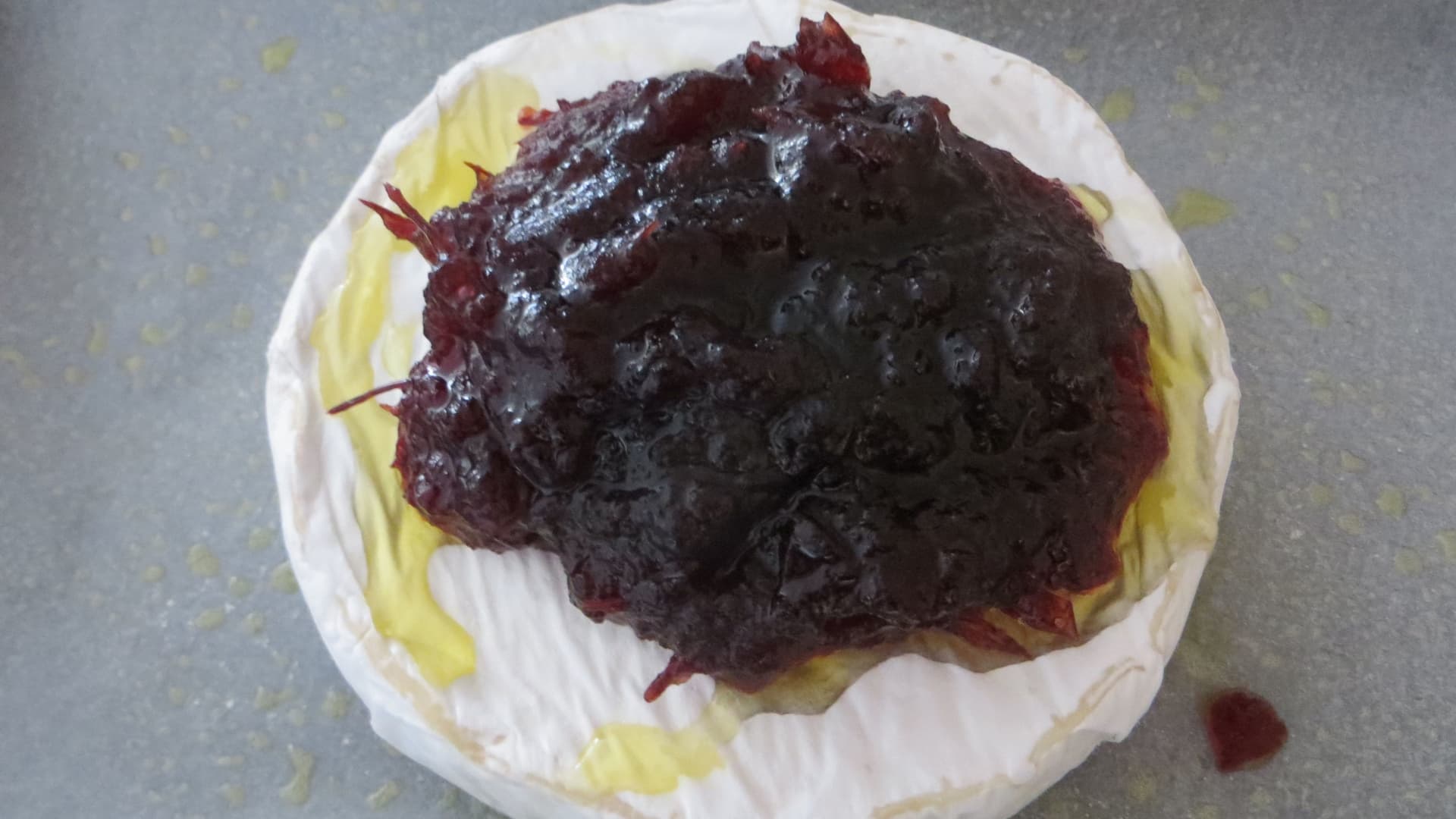 Baked camembert with cranberry sauce