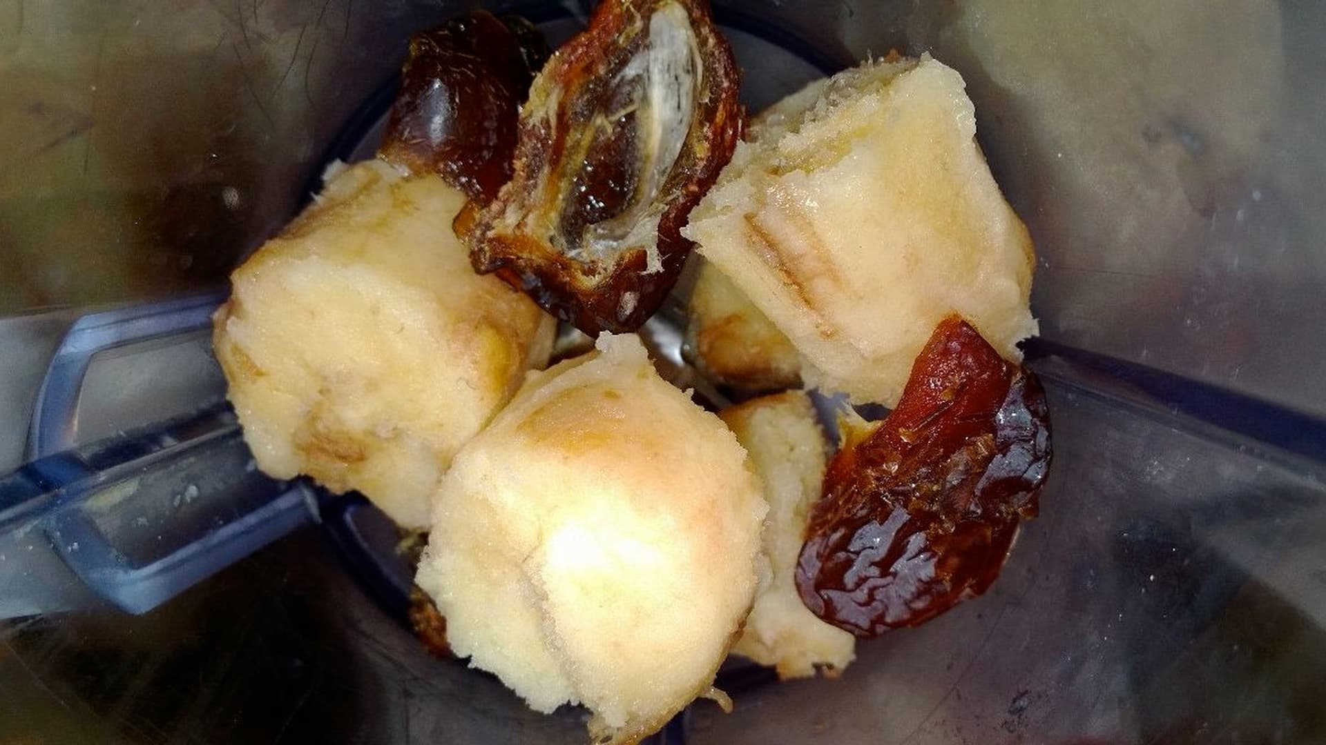 Banana and Date Smoothie