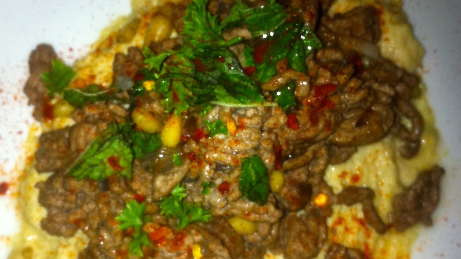Hummus with ground beef and pine nuts